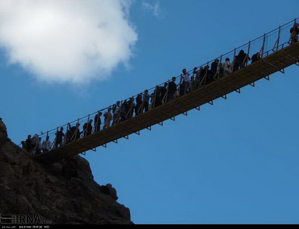 هیجان عبور از پل معلق پیرتقی در هشجین