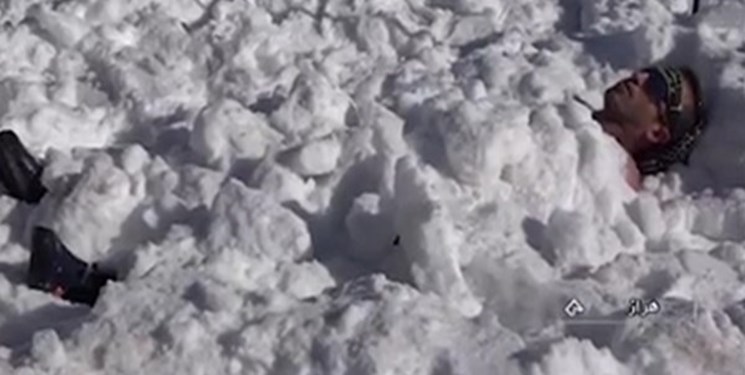 رکوردزنی عجیب جوان مازندرانی در برف و یخبندان!+عکس