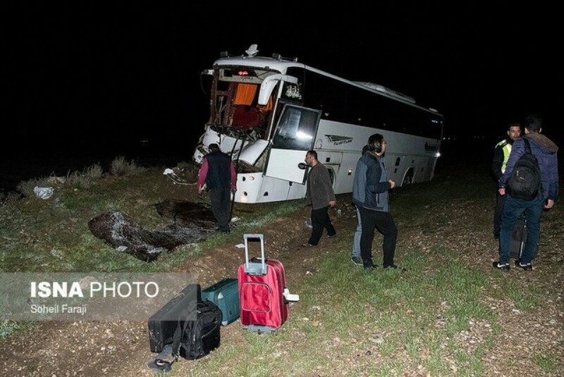 2 کشته و 26 مصدوم در برخورد اتوبوس با تریلر در بزرگراه کاشان_ قم