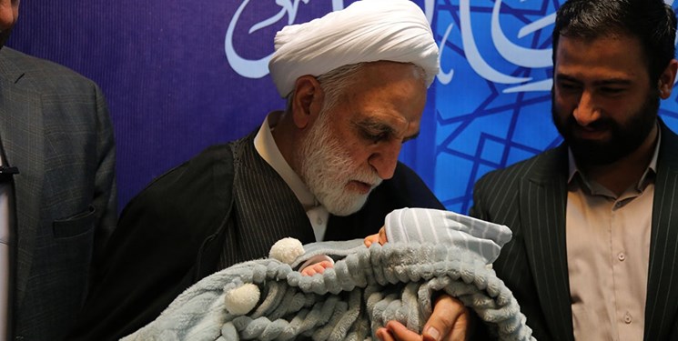 ماجرای عکس منتشره از نوزادی که رئیس قوه قضائیه او را در آغوش گرفت