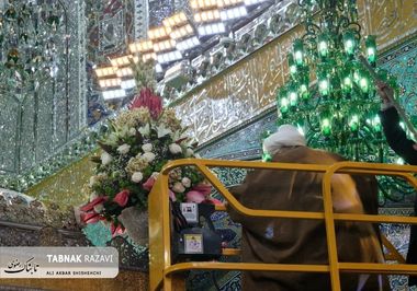 گزارش تصویری تعویض گل های فوق ضریح حرم مطهر امام رضا ع