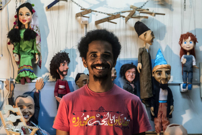 محمد فیضی ۳۲ ساله، هنرمند و عروسک ساز در کارگاه خود در قاهره مصر
