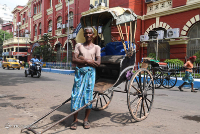 محمد اشگر، ریشکای ۶۵ ساله هندی در کنار گاری اش، در کلکاتا. ریشکای یا همان گاری دستییکی از اصلی ترین گزینه های حمل و نقل قرن نوزدهم، در هندوستان، امروزه تنها در کلکته استفاده می شود و در شهرهای دیگر هند ممنوع شده است.

