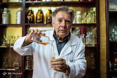 نینان جوانوف 70 ساله عطر فروش در مغازه 64 ساله خود در بلگراد صربستان. او نسل سوم از خانواده اش است که به تجارت عطر به صورت سنتی مسغول اند.
