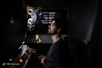 بنجامین لوییس مکانیک سینما در حال کنترل پروژکتور فیلم 35 میلی متری در سینما در فرانسه

