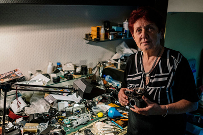 واسلیا دراگانوا تعمیرکار دوربین های آنالوگ در صوفیه بلغارستان. او 48 سال دوربین های آنالوگ تعمیر کرده است و یکی از آخرین متخصصانی است که دوربین های آنالوگ را در بلغارستان تعمیر می کنند.
