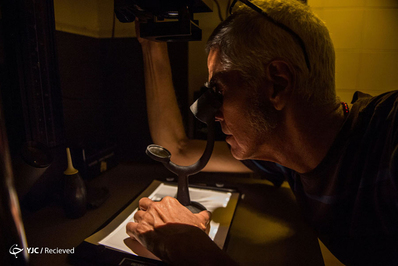 رودریگو بنویدس 58 ساله تکنسین اتاق تاریک عکاسی در اتاق تاریک خود در کاراکاس ونزوئلا. با گسترش و پیشرفت دوربین های دیجیتال، استفاه از دوربین های آنالوگ و استفاده از اتاق تایک در ظهور و چاپ عکس به شدت کاهش یافته است.
