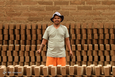 خوزه دیوید فاریر، 44 ساله سازنده آجر به صورت دستی و خشت در السالوادور. او که 20 سال به عنوان سازنده آجر کار می کند، برای یه هفته کار خودحدود 50 دلار دریافت می کند.
