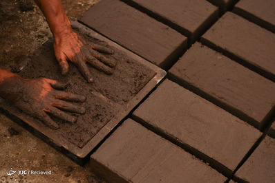 دست های خوزه دیوید فاریر، سازنده آجر به صورت دستی و خشت در السالوادور. او که 20 سال به عنوان سازنده آجر کار می کند، برای یه هفته کار خودحدود 50 دلار دریافت می کند.
