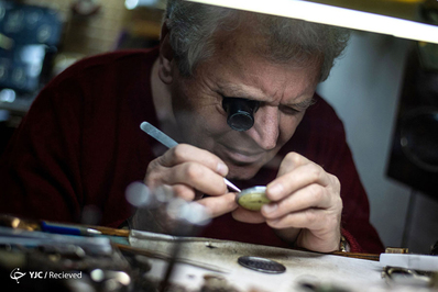 دراگان دراگس 70 ساله در تعمیرگاه ساعت سازی خود در بلگراد.
