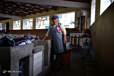 دلیا ولوز به، 74 ساله رختشور سنتی در اکوادور. او بیش از 50 سال که در رختشور خانه سنتی در اکوادور کار می کند و حدود 4 دلار در روز درآمد دارد.
