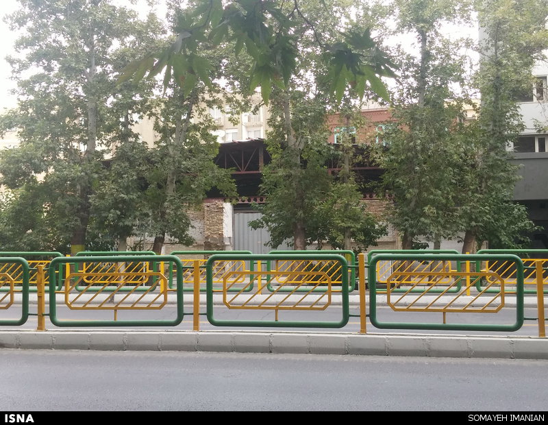 در میان خواب غفلت میراث فرهنگی تهران: حیاط خانه 85 ساله را دامداری کرده‌اند! / صاحبان آن دائم امروز و فردا کردند و یک روز هم اعلام کردند از شهرداری مجوز دارند