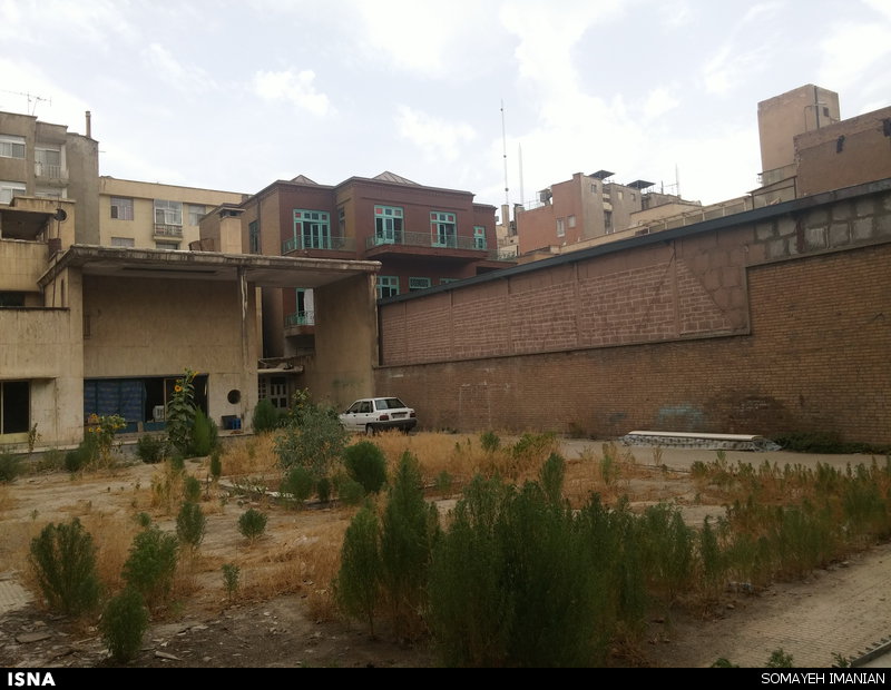 در میان خواب غفلت میراث فرهنگی تهران: حیاط خانه 85 ساله را دامداری کرده‌اند! / صاحبان آن دائم امروز و فردا کردند و یک روز هم اعلام کردند از شهرداری مجوز دارند