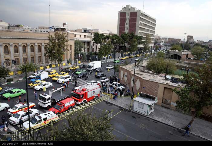 سقوط جرثقیل در خیابان خیام به روایت تصویر