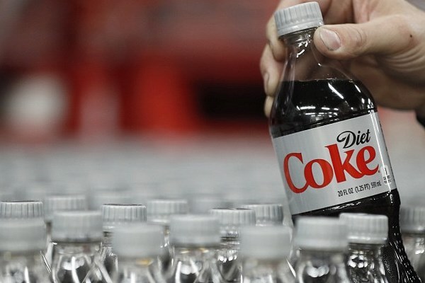 آیا نوشیدنیهای رژیمی خطرناکتر از نوشابههای معمولی هستند؟ آیا نوشیدنیهای رژیمی خطرناکتر از نوشابههای معمولی هستند؟