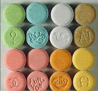 ارائه مشروبات الکلی و مواد روانگردان در برخی تالارهای کرج!