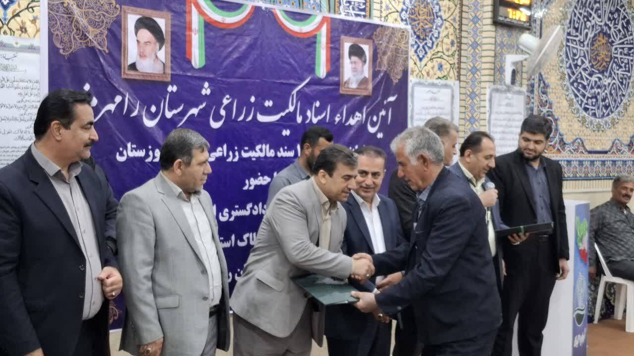ثبت اسناد خوزستان در مسیر تحول: هزاران سند مالکیت در دستان کشاورزان