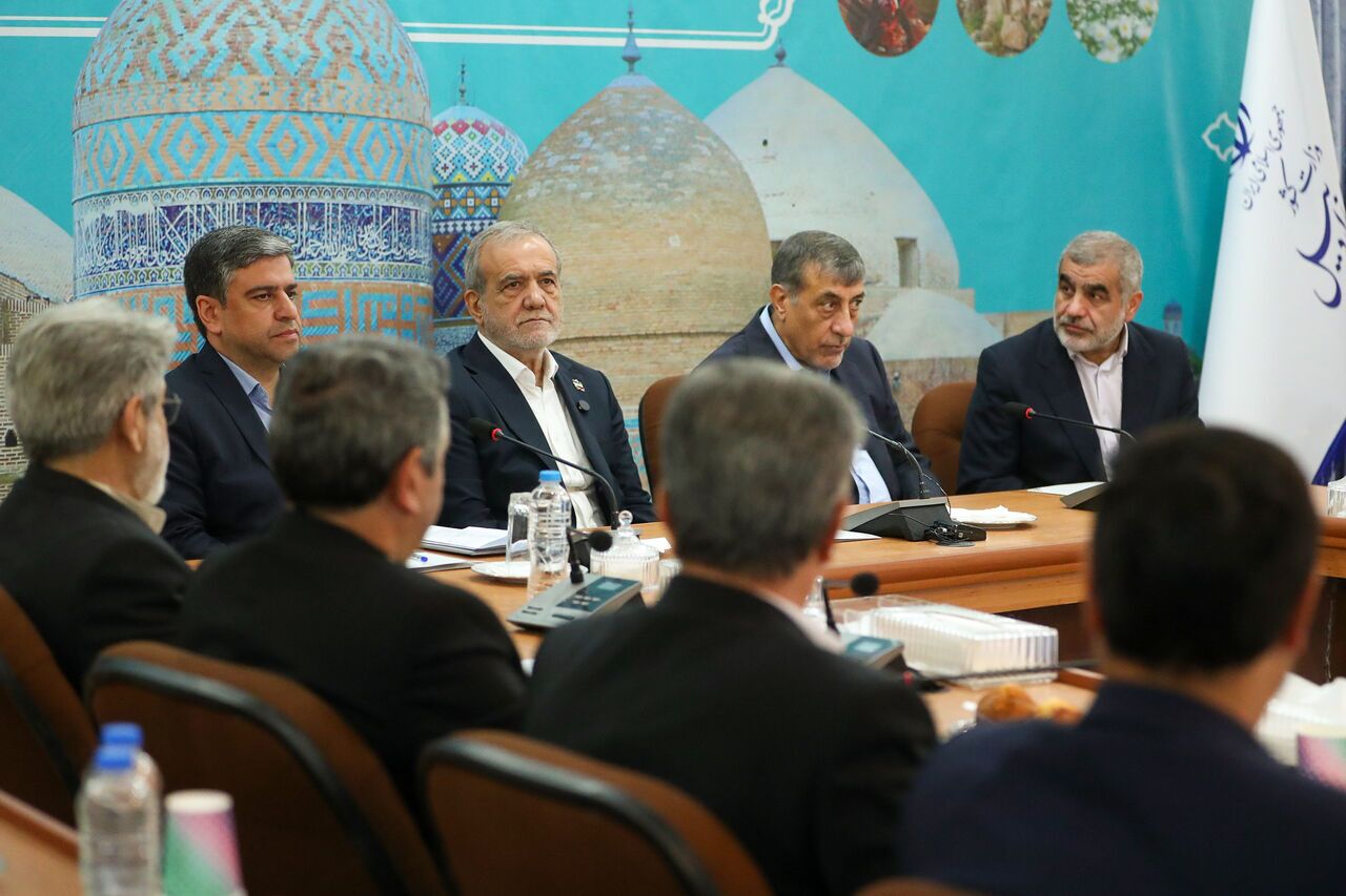 منتظر تأمین بودجه از پایتخت نباشیم و کار را با مردم پیش ببریم منتظر تأمین بودجه از پایتخت نباشیم و کار را با مردم پیش ببریم