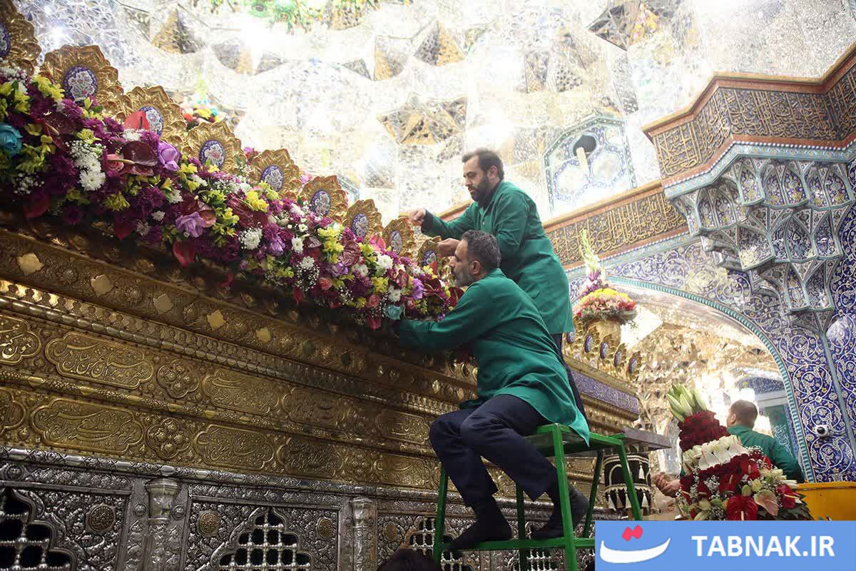 گزارش تصویری/ گل‌آرایی ضریح مطهر بانوی کرامت در آستانه میلاد حضرت فاطمه زهرا سلام الله علیها