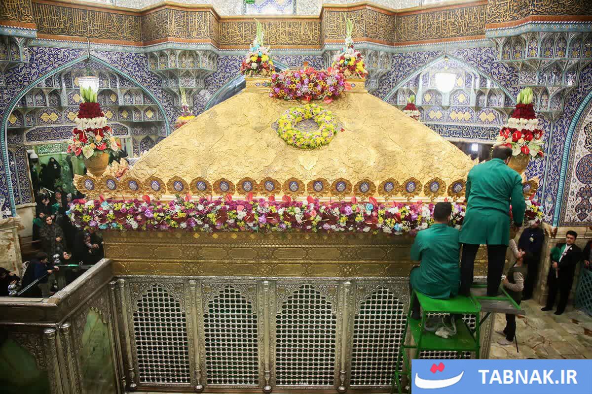 گزارش تصویری/ گل‌آرایی ضریح مطهر بانوی کرامت در آستانه میلاد حضرت فاطمه زهرا سلام الله علیها