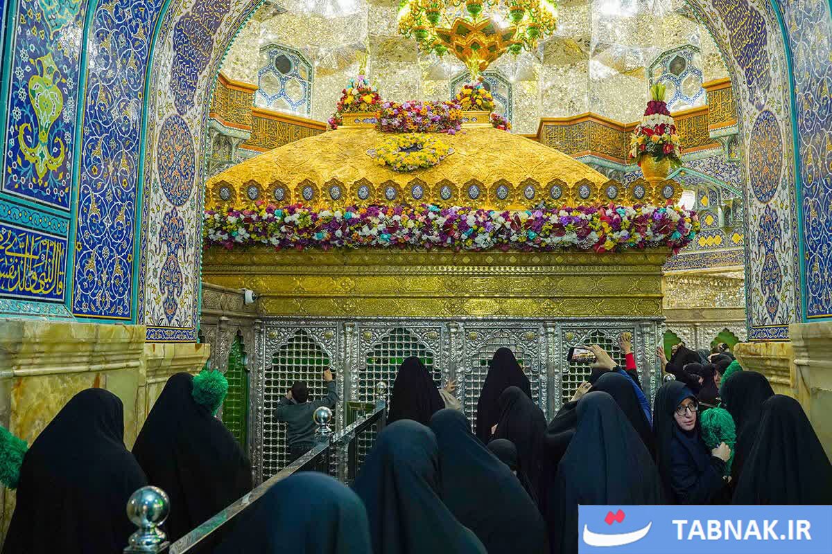 گزارش تصویری/ گل‌آرایی ضریح مطهر بانوی کرامت در آستانه میلاد حضرت فاطمه زهرا سلام الله علیها